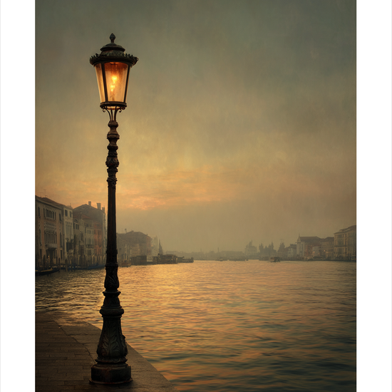 Gadelampe hvisker over stille vand - No Frame, With White Border