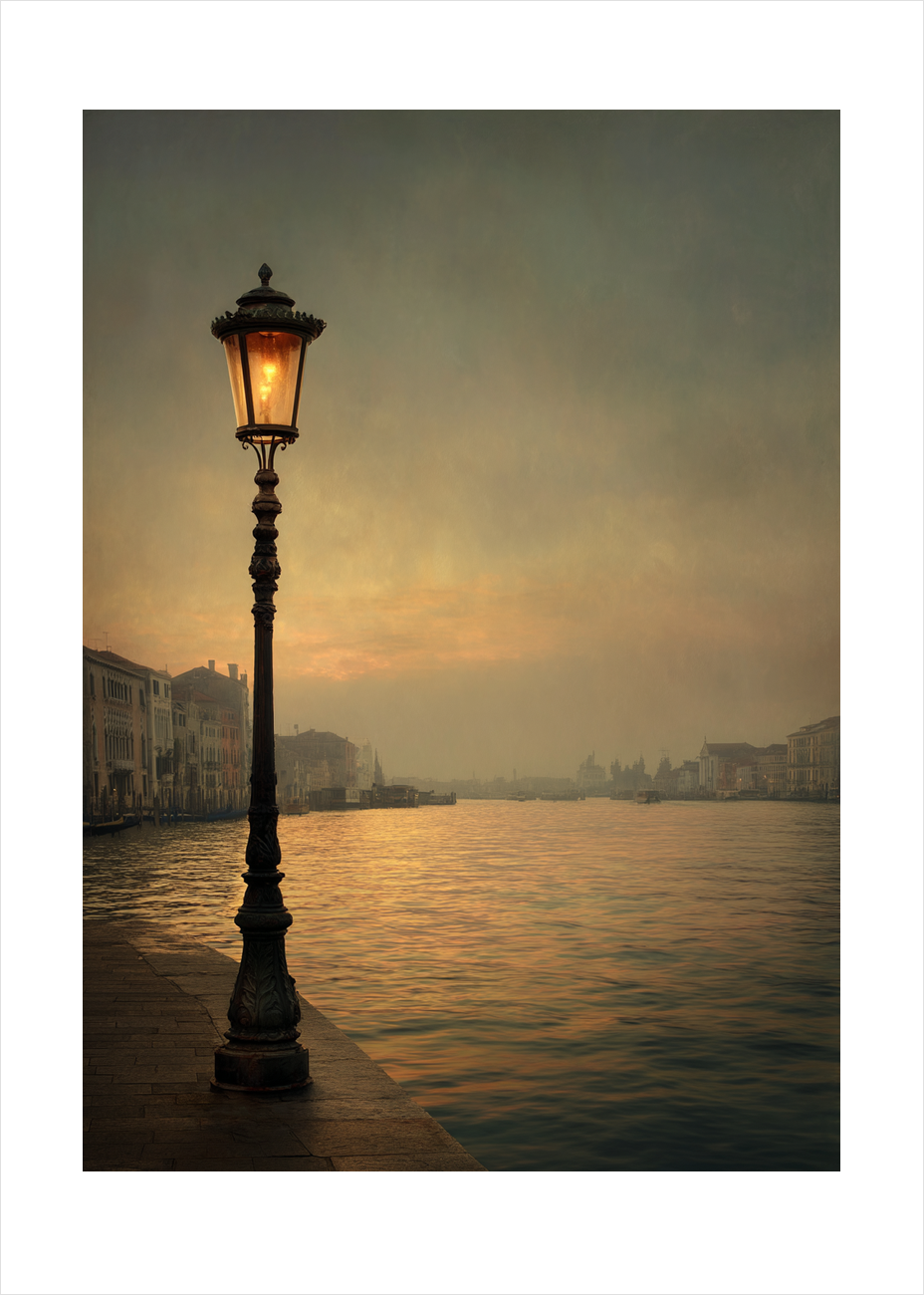 Gadelampe hvisker over stille vand - No Frame, With White Border