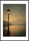 Gadelampe hvisker over stille vand - Black Frame, With White Border