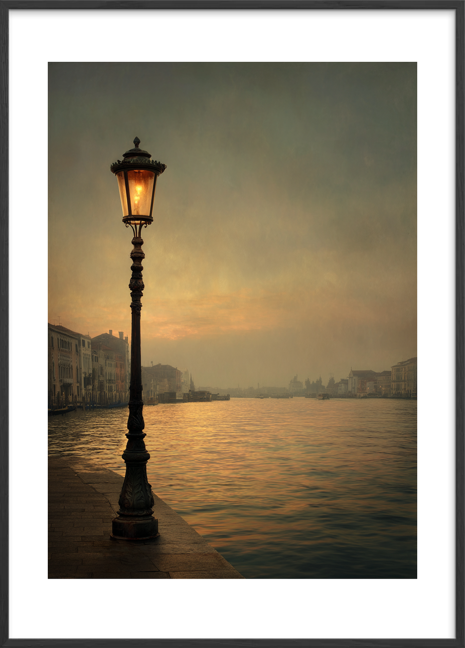 Gadelampe hvisker over stille vand - Black Frame, With White Border
