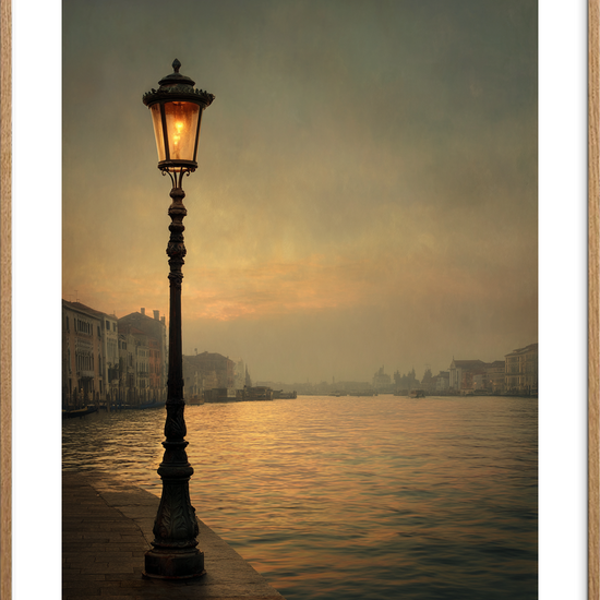 Gadelampe hvisker over stille vand - Oak Frame, With White Border