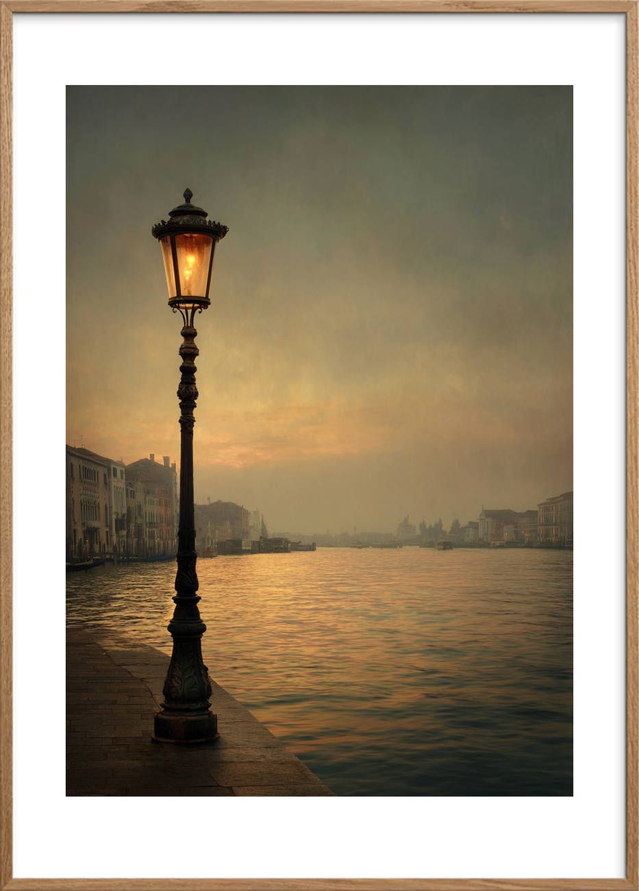 Gadelampe hvisker over stille vand - Oak Frame, With White Border
