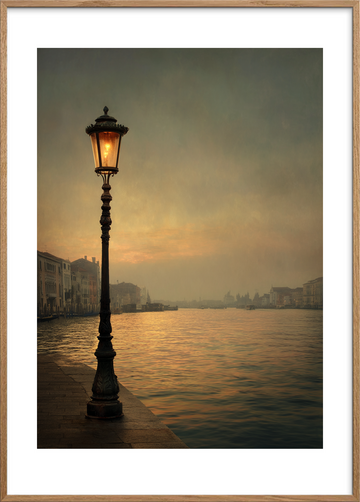 Gadelampe hvisker over stille vand - Oak Frame, With White Border