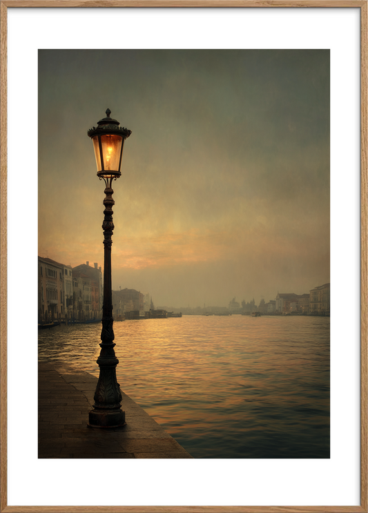 Gadelampe hvisker over stille vand - Oak Frame, With White Border