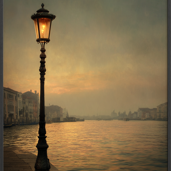 Gadelampe hvisker over stille vand - Black Frame, No Border