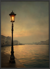 Gadelampe hvisker over stille vand - Black Frame, No Border