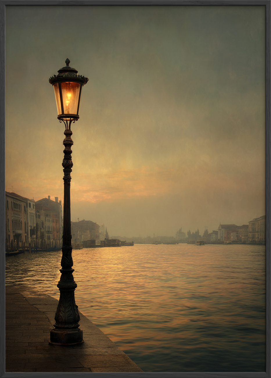 Gadelampe hvisker over stille vand - Black Frame, No Border