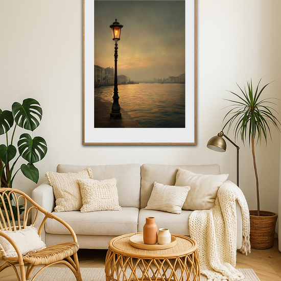 Gadelampe hvisker over stille vand - Room Environment (Tall Format)