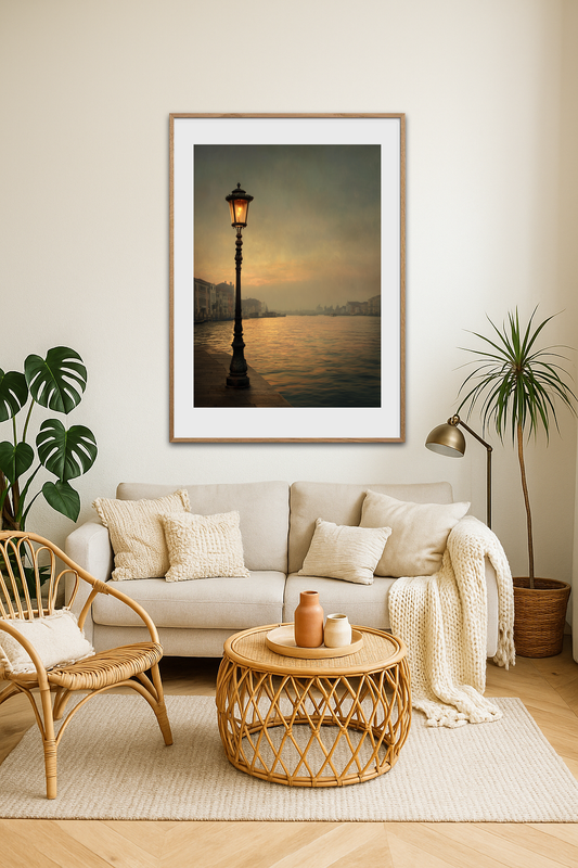 Gadelampe hvisker over stille vand - Room Environment (Tall Format)