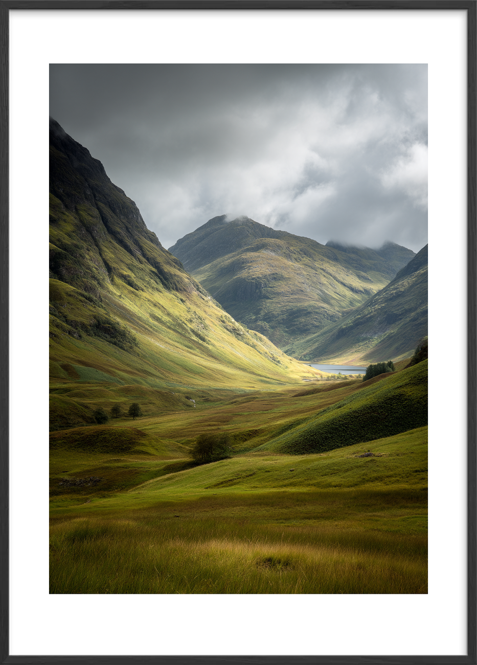 Vindens hvisken i dalen - Black Frame, With White Border