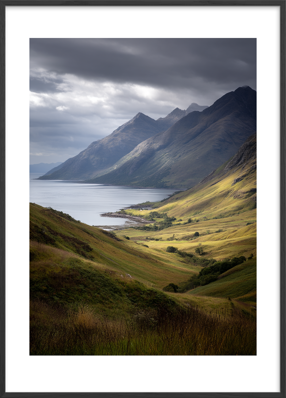 Havets hvisken i dalen - Black Frame, With White Border