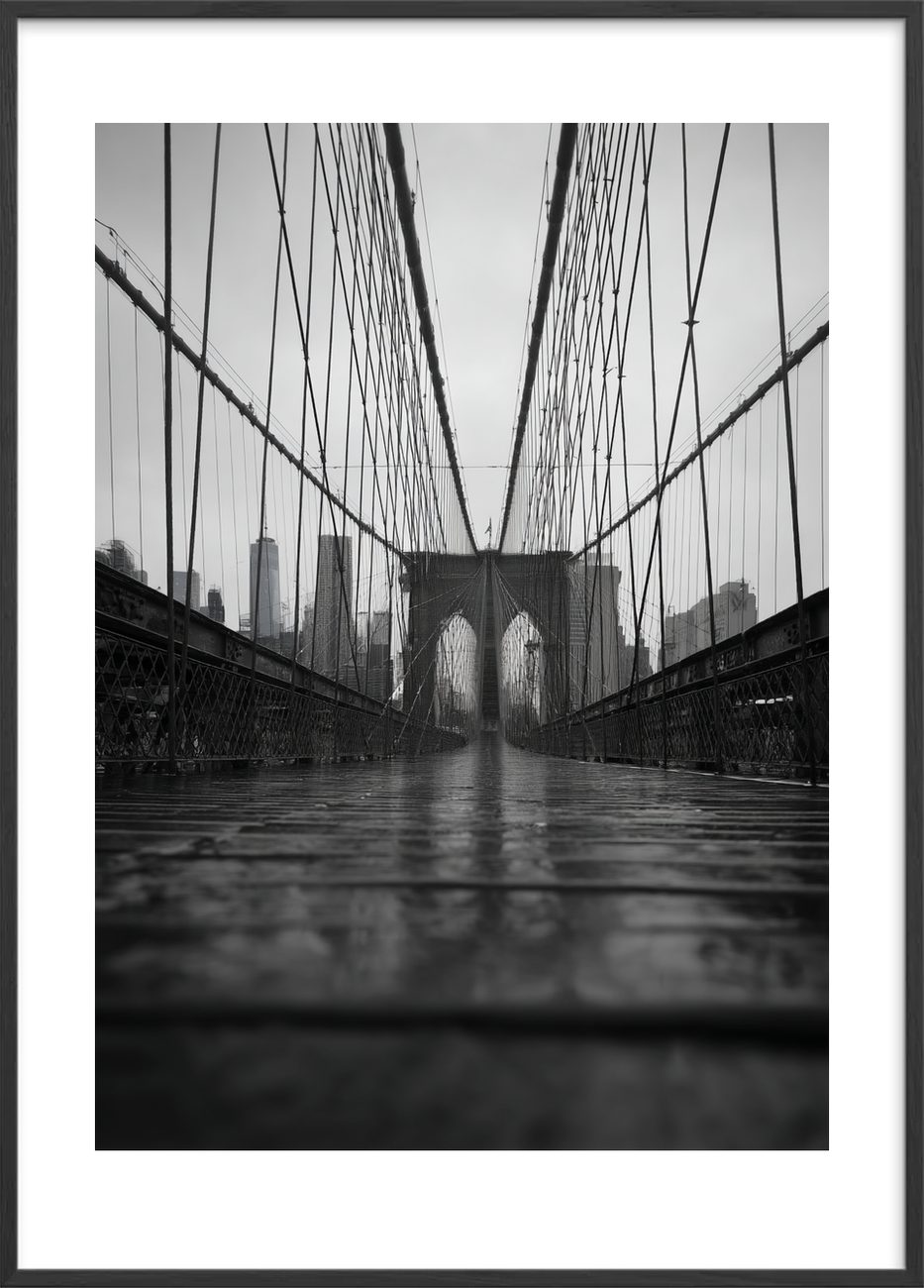 Regnens hvisken på broens planker - Black Frame, With White Border