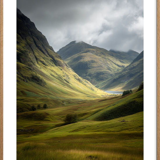 Vindens hvisken i dalen - Oak Frame, With White Border