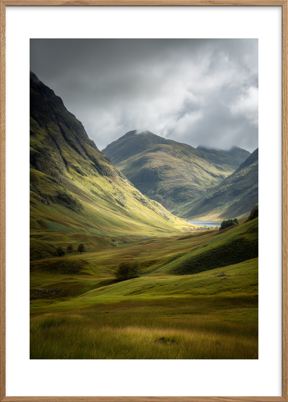 Vindens hvisken i dalen - Oak Frame, With White Border