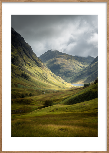 Vindens hvisken i dalen - Oak Frame, With White Border