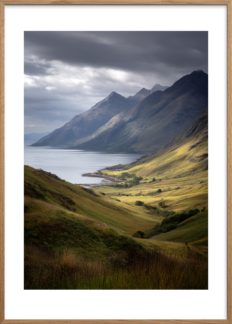 Havets hvisken i dalen - Oak Frame, With White Border