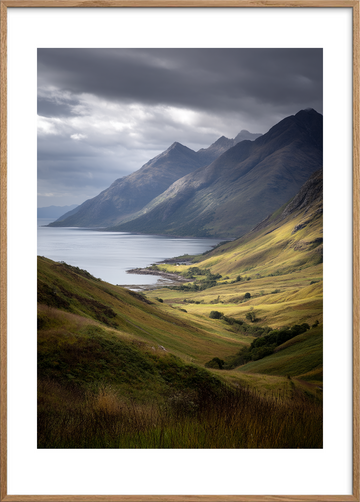 Havets hvisken i dalen - Oak Frame, With White Border