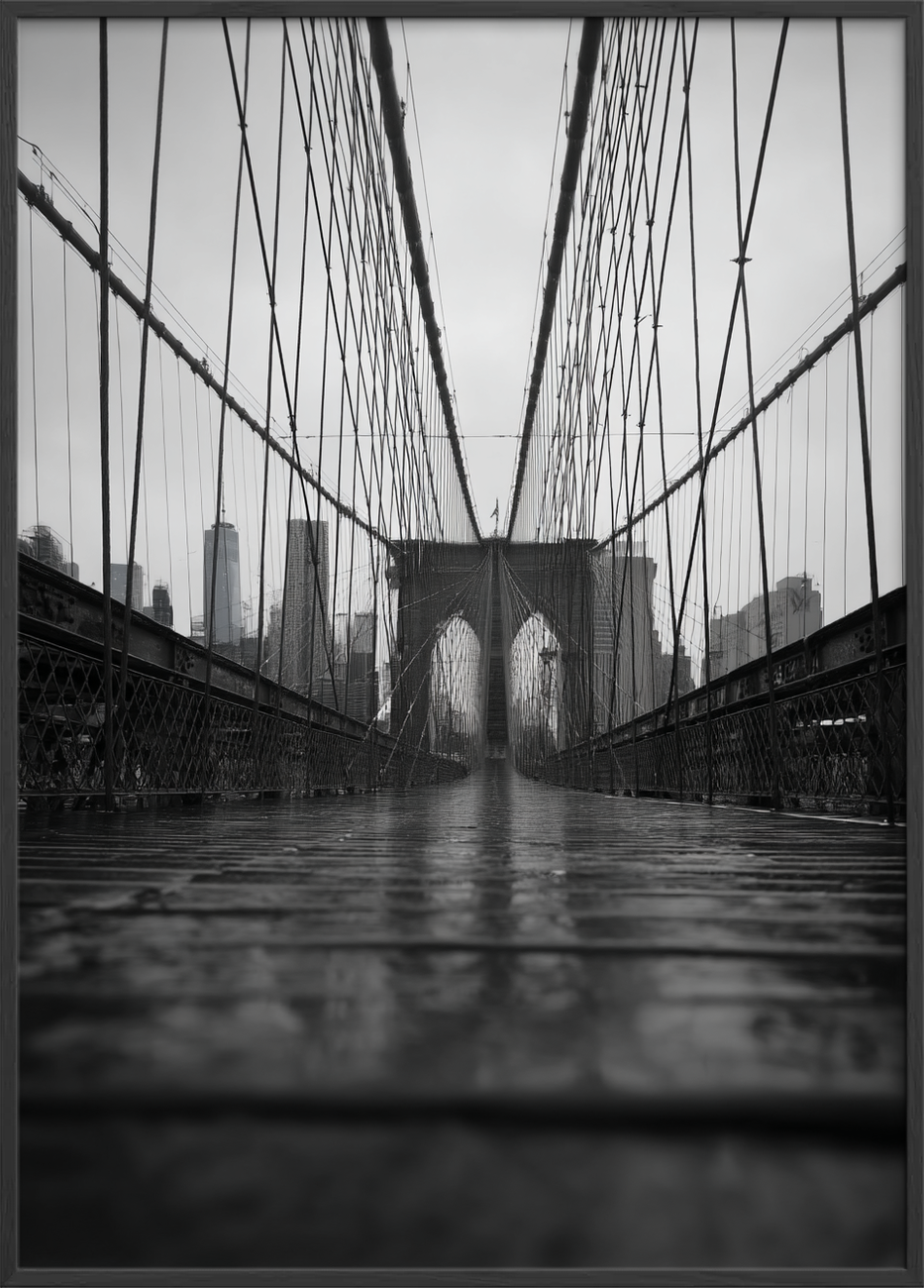Regnens hvisken på broens planker - Black Frame, No Border