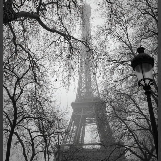 Tårnets dæmpede hvisken - Black Frame, No Border