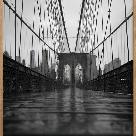 Regnens hvisken på broens planker - Oak Frame, No Border