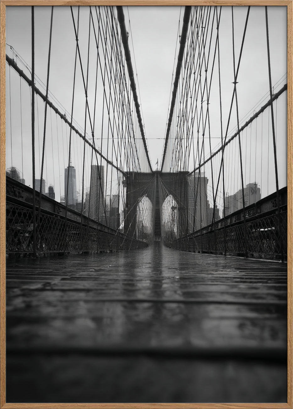 Regnens hvisken på broens planker - Oak Frame, No Border